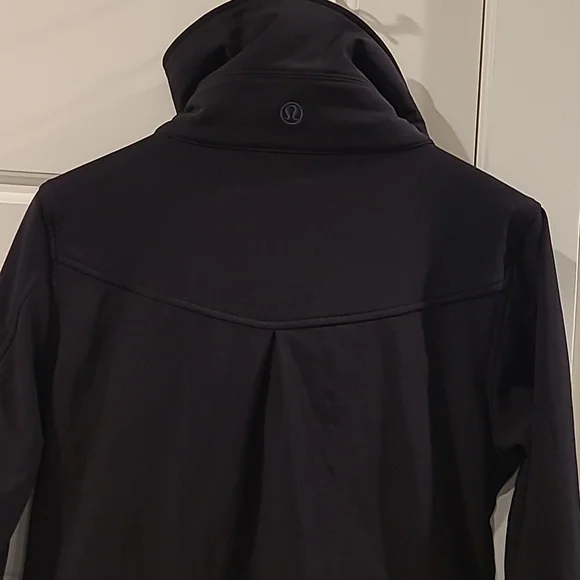 Lululemon Jacket. Size 8 - Picture 6 of 9